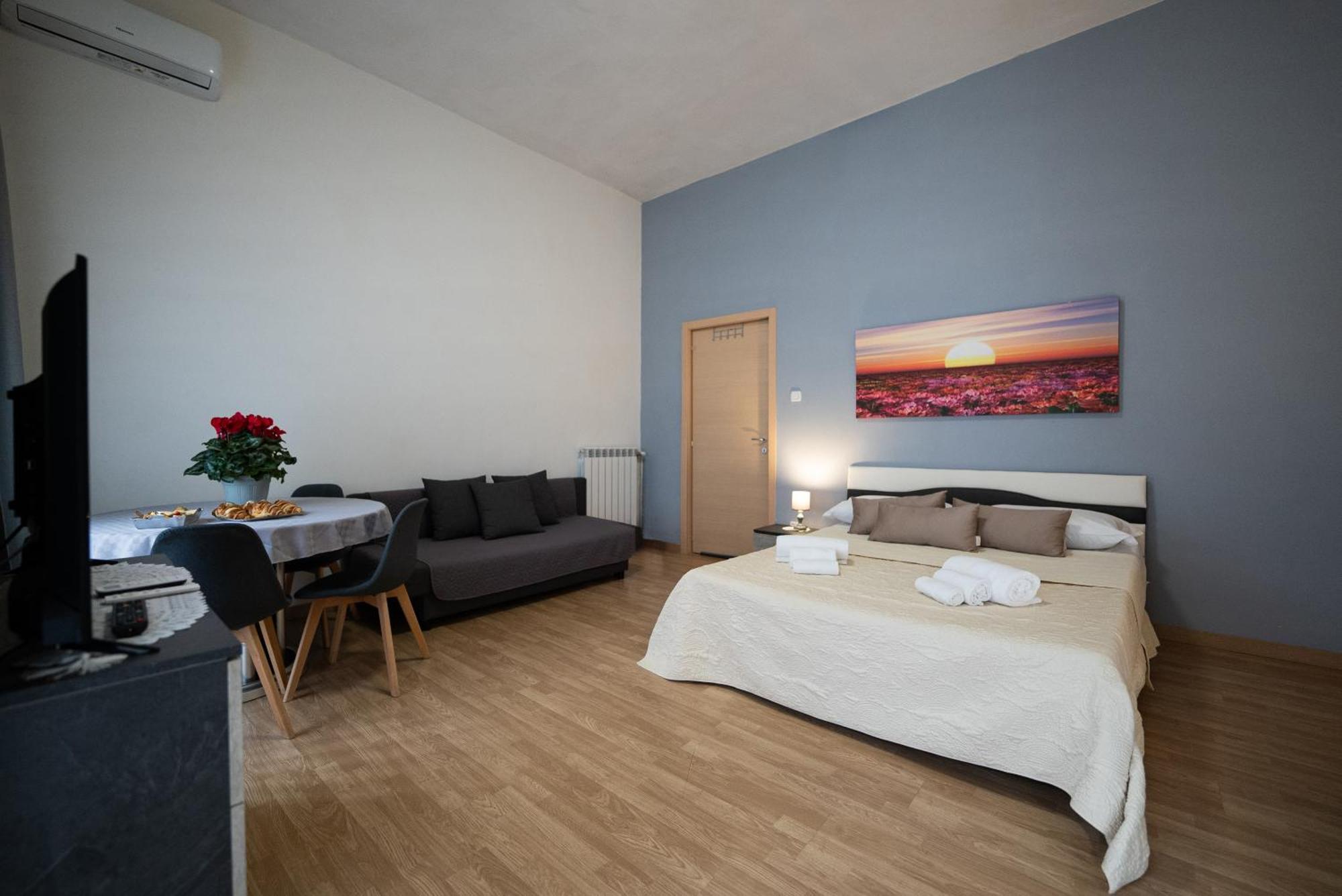 Home Josephine, A Due Passi Dalla Reggia Caserta Exterior photo